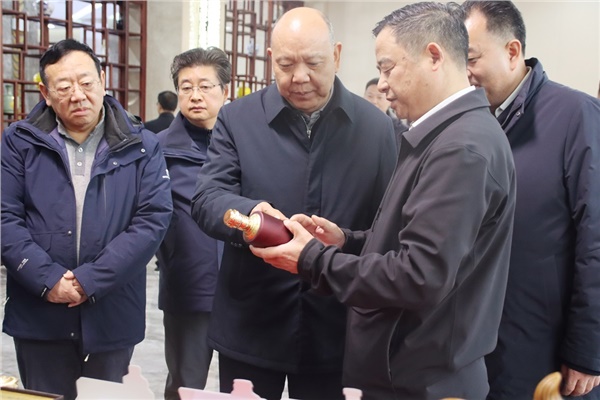 省領(lǐng)導(dǎo)李建中深入沅陵酒業(yè)調(diào)研，助力產(chǎn)業(yè)高質(zhì)量發(fā)展。                                                